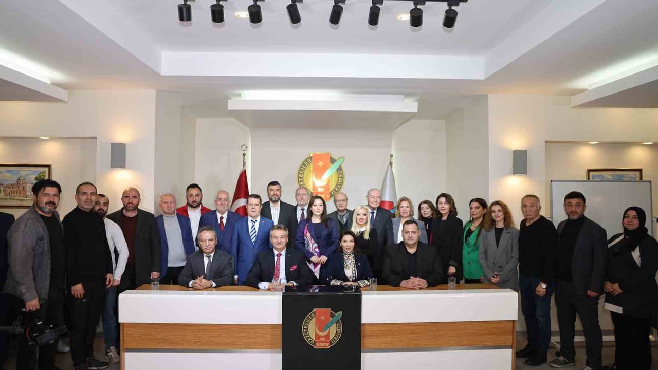 Kürşad Tüzmen ve DAİMFED yönetimi Gaziantep Gazeteciler Cemiyeti’ni ziyaret etti