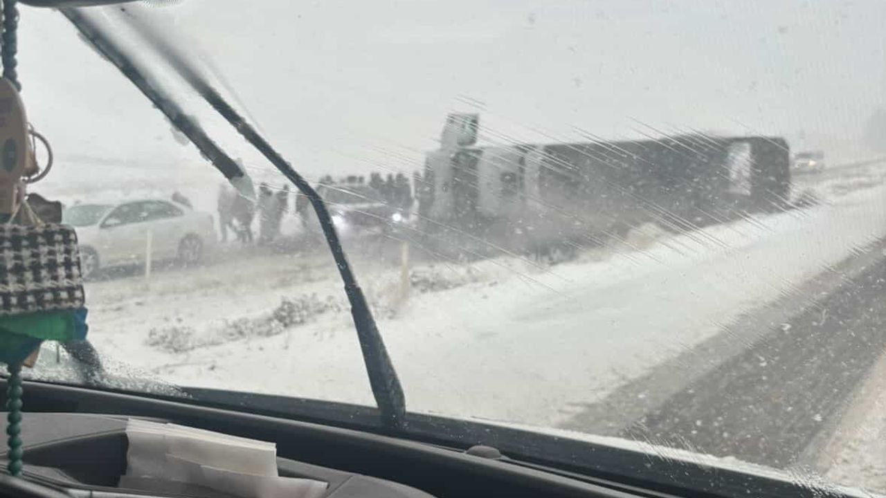 Kurtalan'da devrilen kamyon sürücüsü yaralandı
