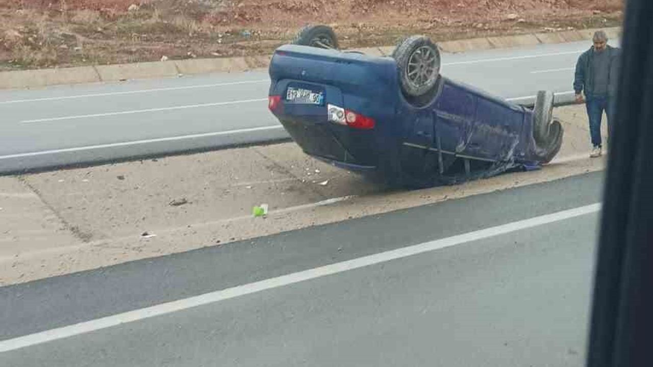 Kurtalan'da otomobil refüje düşüp takla attı