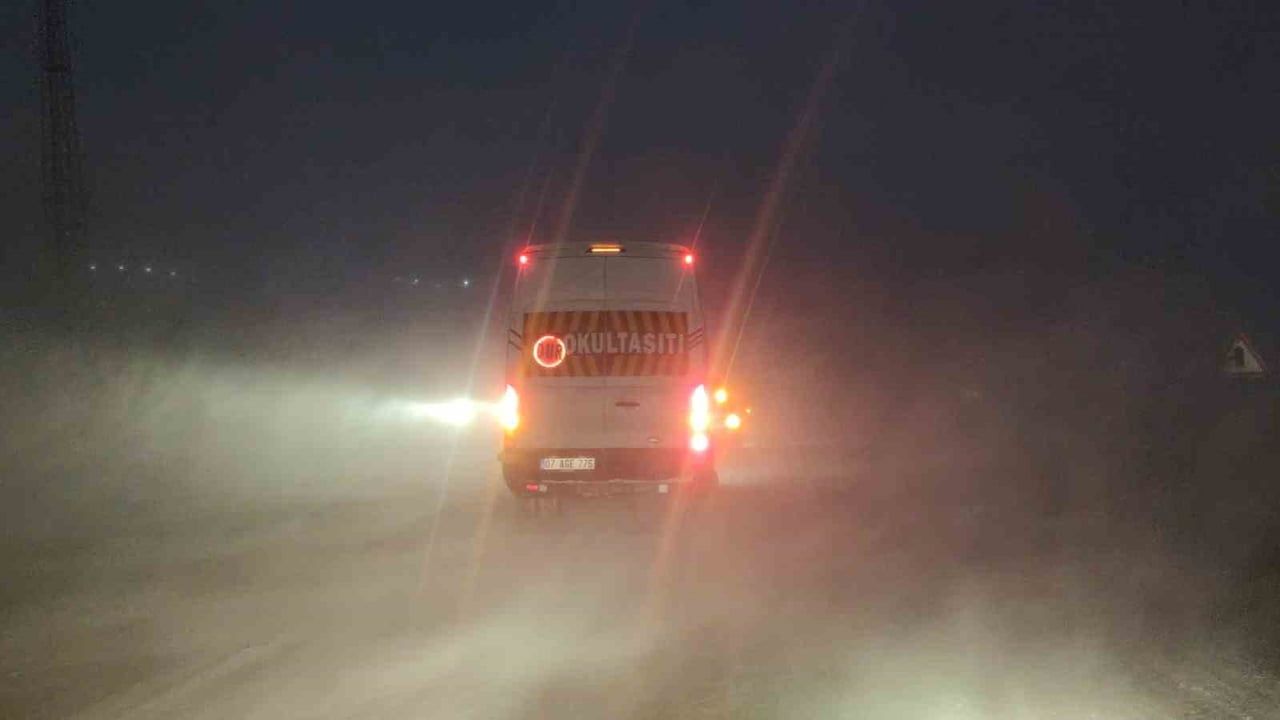 Kurubaş Geçidi'nde tipi sürücülere zor anlar yaşatıyor