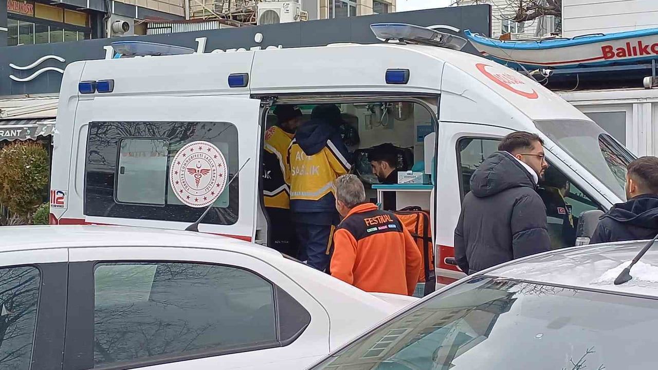 Kuruyemişçi deposunda klima yangını: 4 kişi dumandan etkilendi