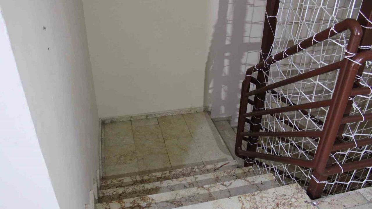 Kurye, Siparişi Getirdiği Binanın Merdivenlerine Tuvaletini Yaptı