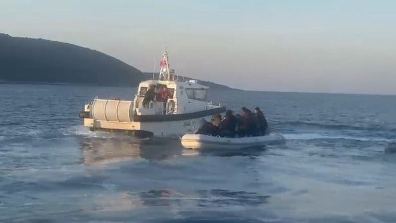 Kuşadası açıklarında 12 düzensiz göçmen ve 1 göçmen kaçakçısı yakalandı