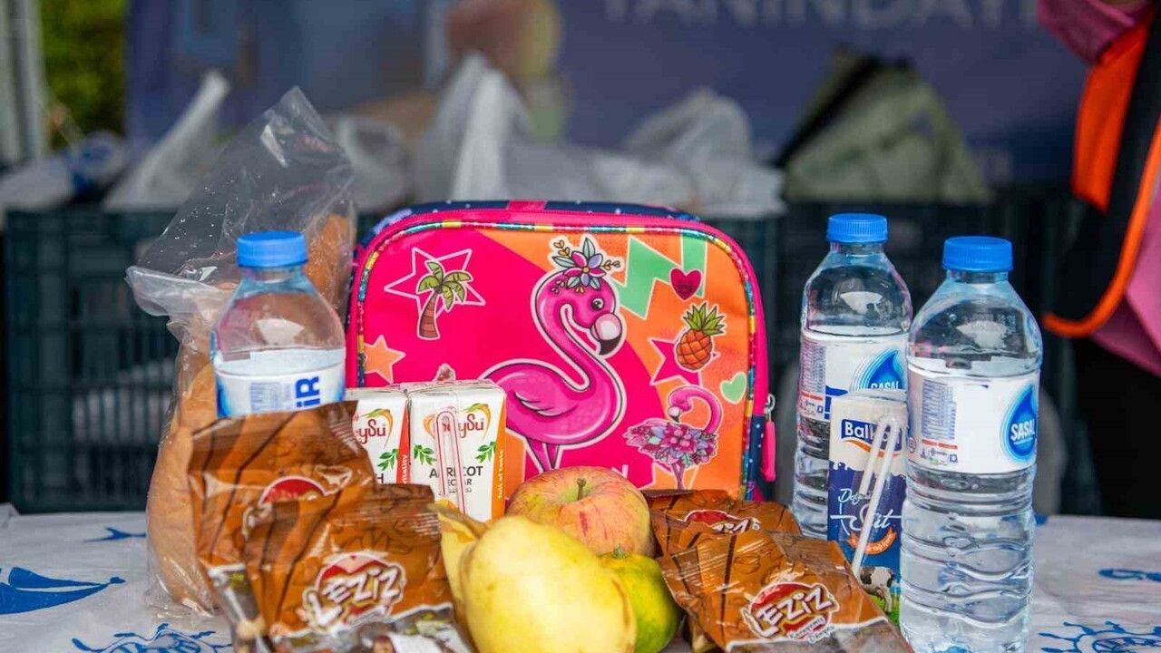 Kuşadası Belediyesi haftalık beslenme çantası desteğini sürdürüyor