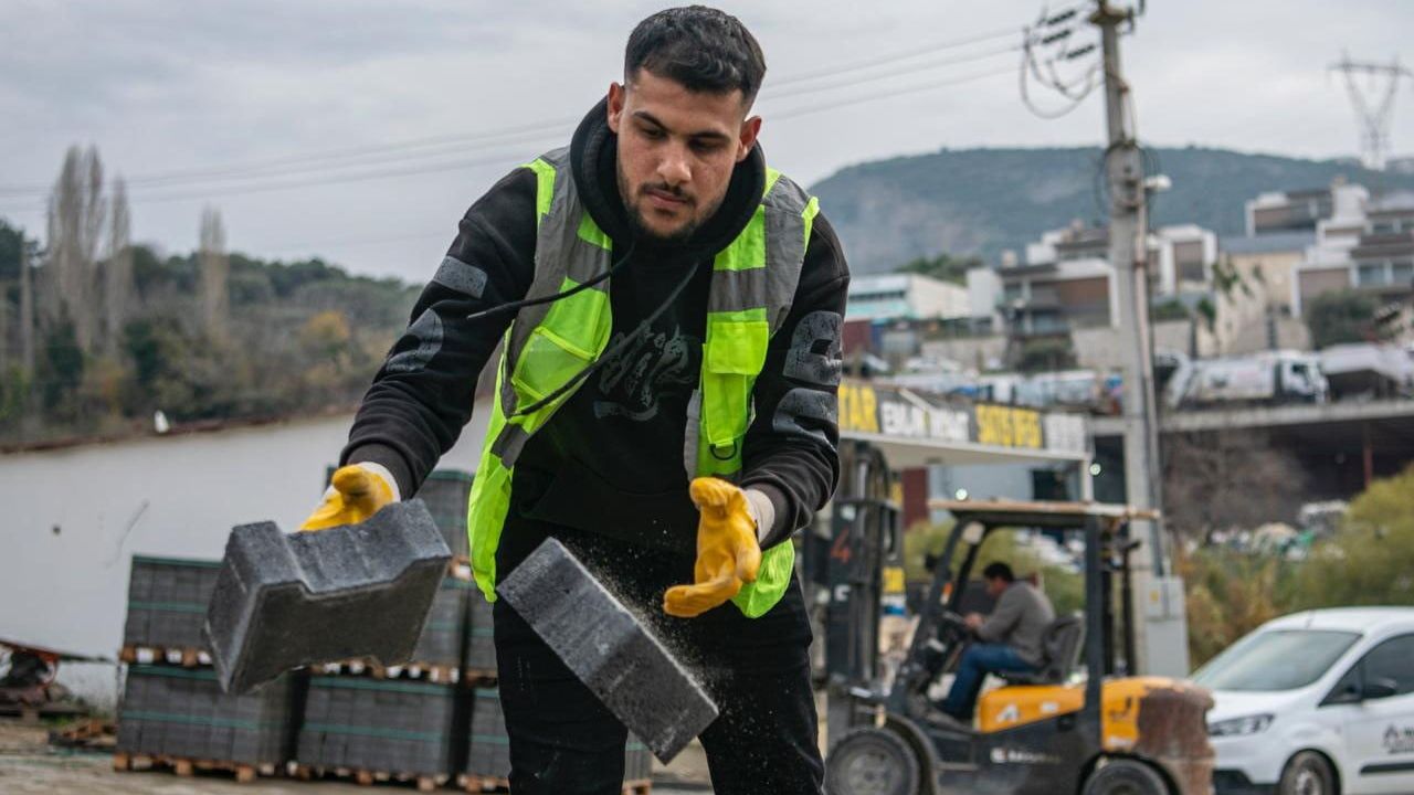 Kuşadası Belediyesi İkiçeşmelik Mahallesi'nde 2 bin 500 metrekarelik kilit parke çalışması yürütüyor