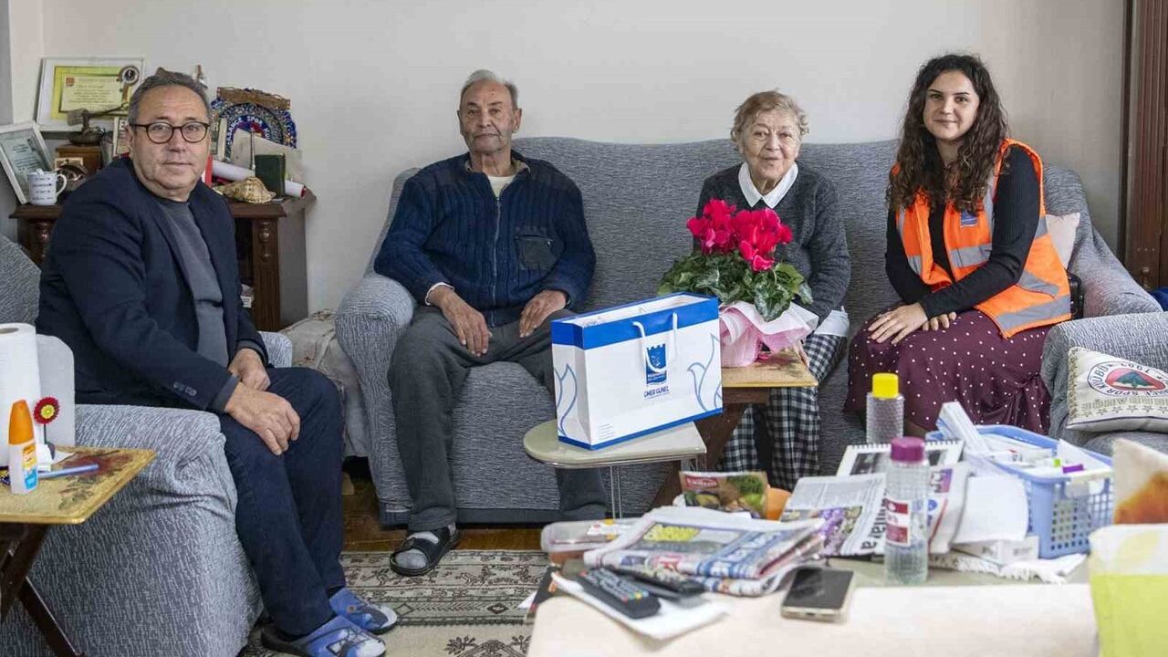 Kuşadası Belediyesi'nden 80 yaşındaki Osman Çağıl'a anlamlı ziyaret