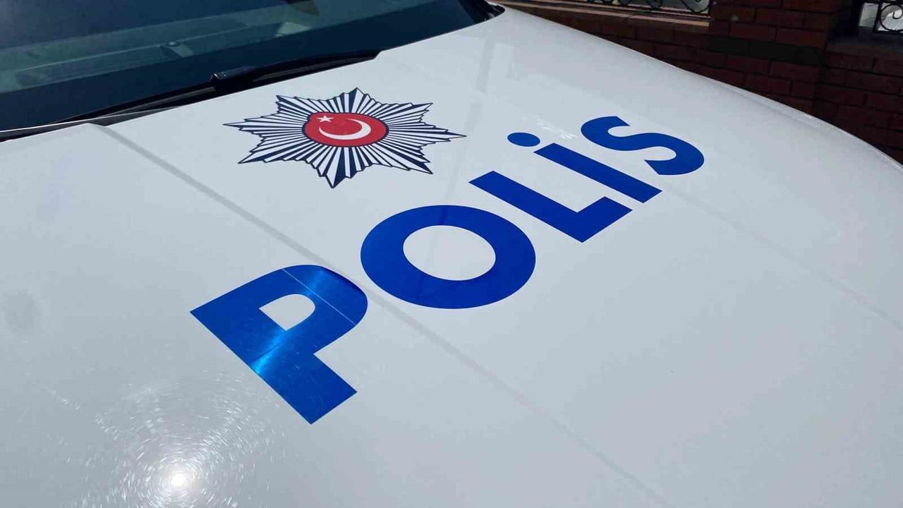 Kuşadası’nda 9 Suçtan Aranan Şüpheli Yurtdışına Kaçamadan Yakalandı