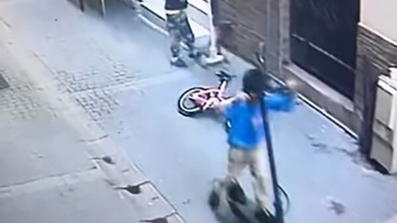 Kuşadası’nda iki çocuğun elektrikli scooter'ı çalması güvenlik kamerasında