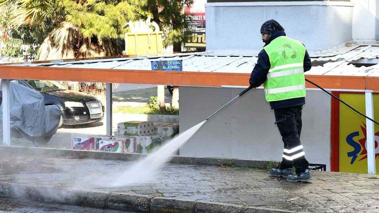 Kuşadası'nda Şehit Er Serkan Altınkaynak Caddesi'nde detaylı temizlik