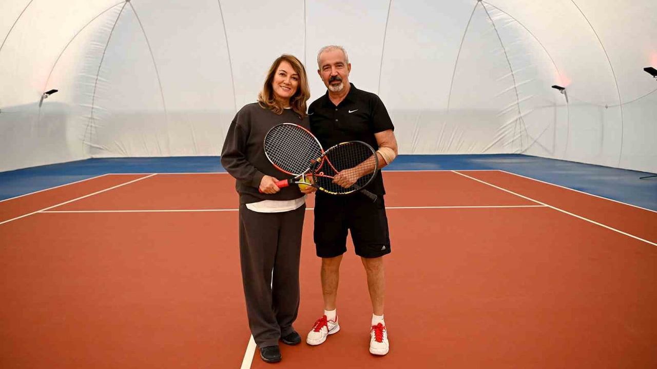 Kuşadası'nda Yeni Balon Kort Tenisseverlerin İlgisini Çekiyor