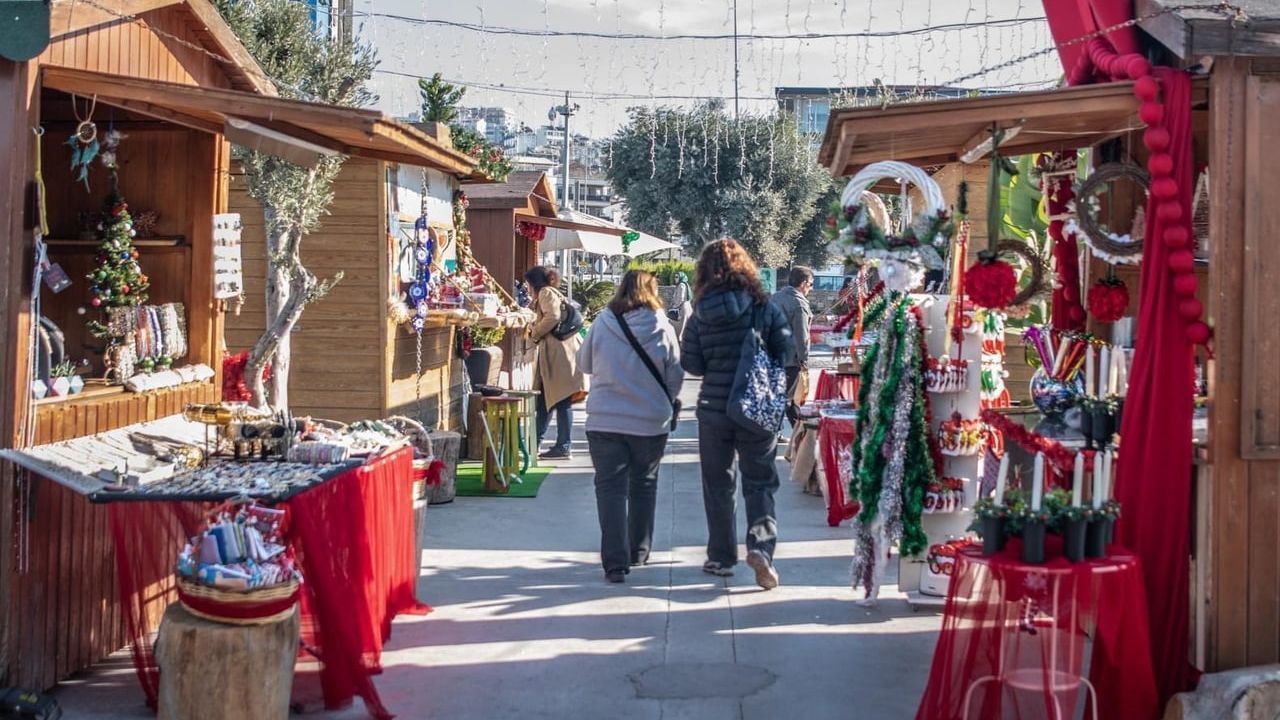 Kuşadası'nda yılbaşı pazarı renkli tezgahlarıyla açıldı
