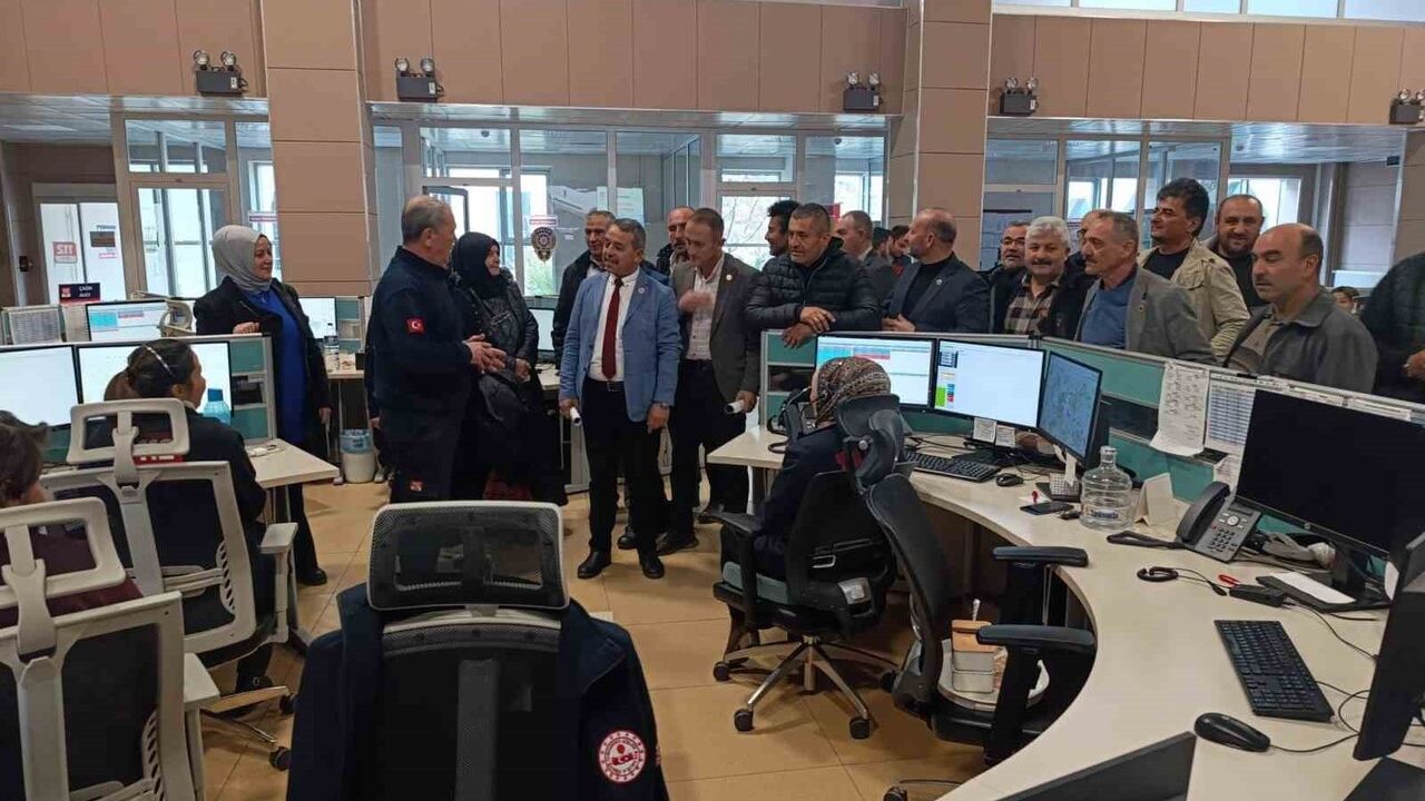 Kütahya 112 Acil Çağrı Merkezi'ne muhtar ziyareti: İşleyiş ve ihbar uygulamaları tanıtıldı