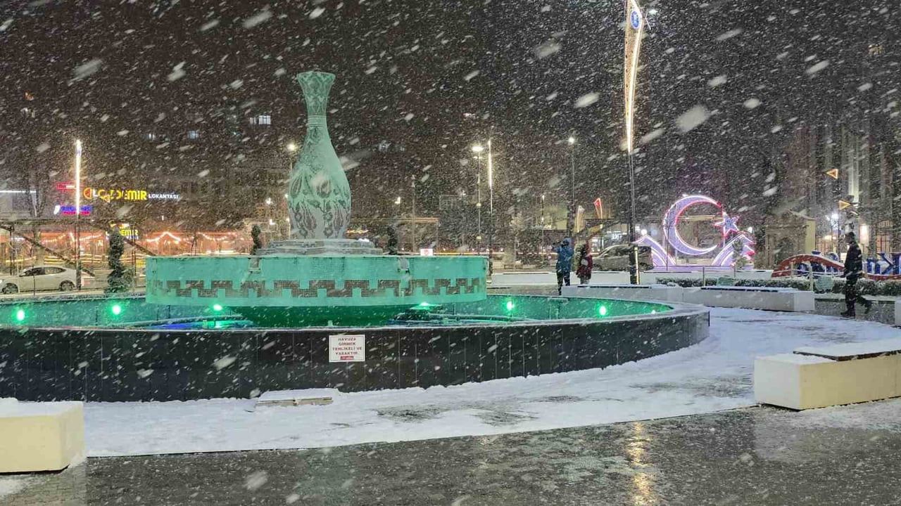 Kütahya beyaza büründü: Zafer Meydanı'nda kartpostallık görüntüler