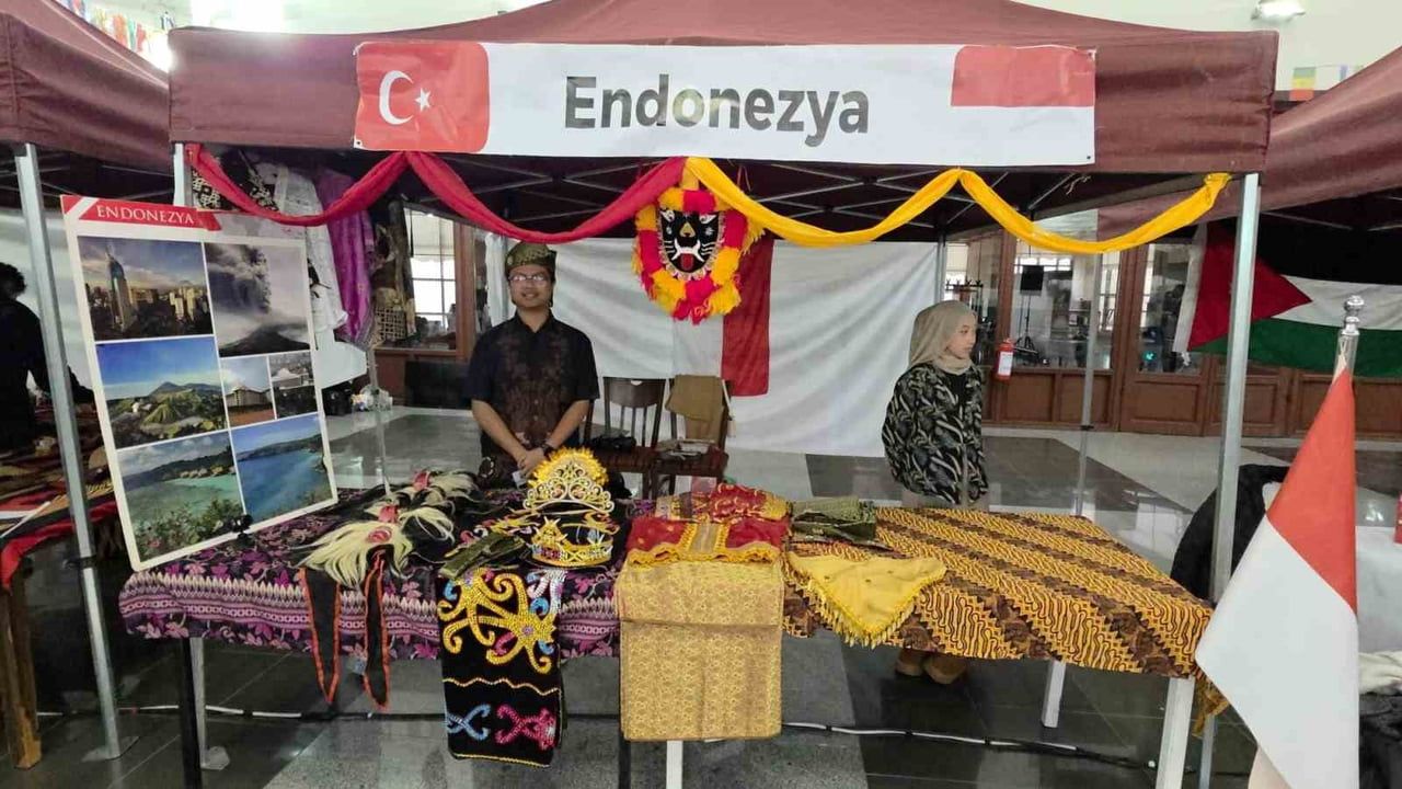 Kütahya'da 3. Uluslararası Öğrenci Buluşması renkli görüntülere sahne oldu