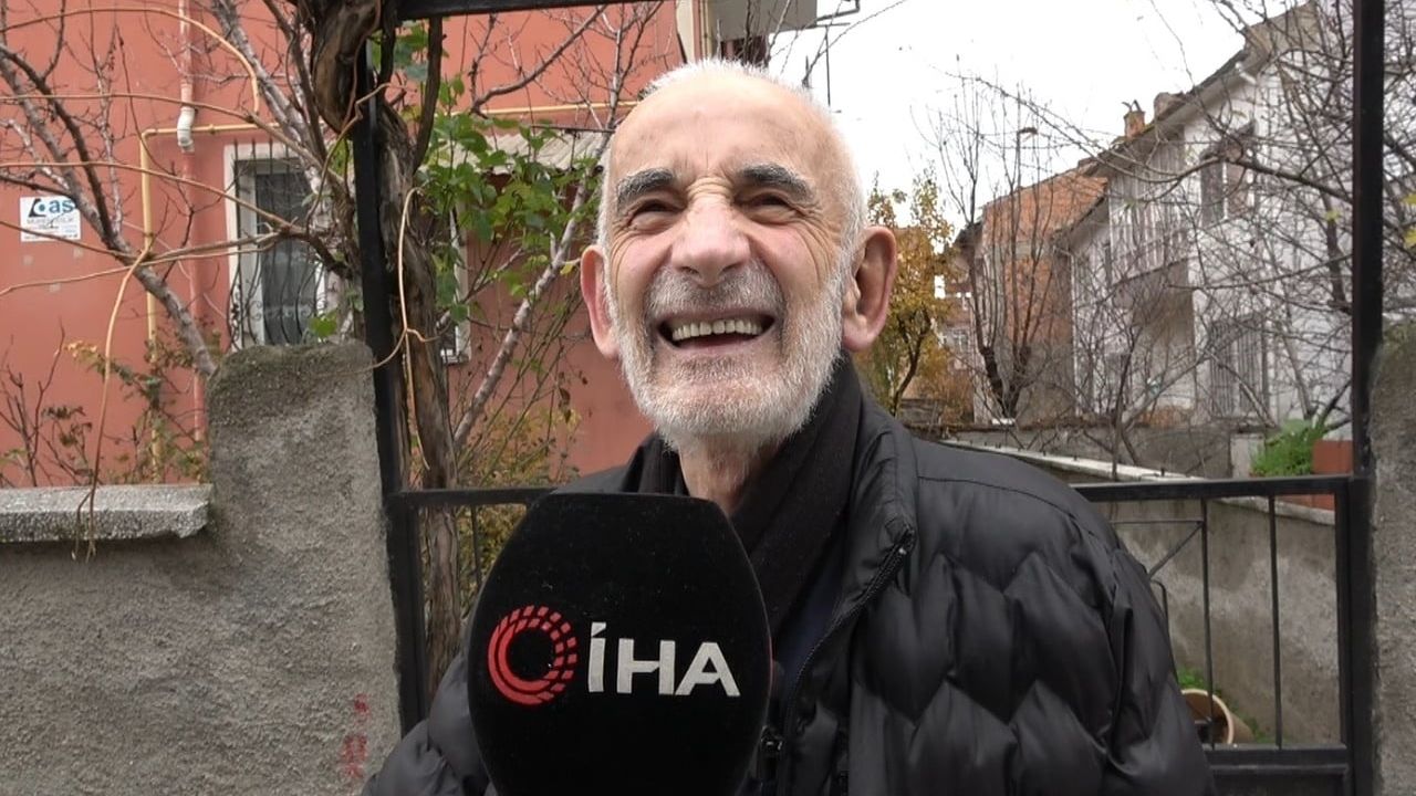 Kütahya’da 83 yaşındaki Abdullah Kulluk mahallede gönüllü temizlik görevlisi oldu