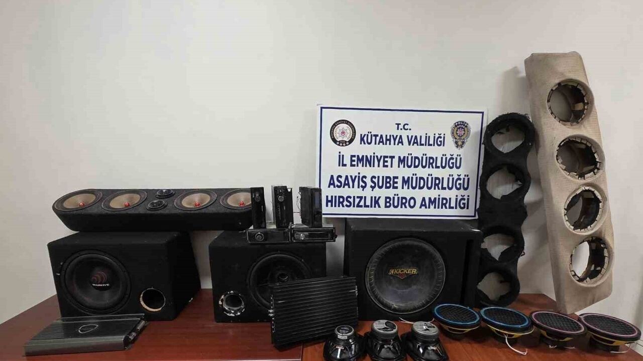 Kütahya'da araçlardan ses sistemi hırsızlığı: 2 şüpheli yakalandı