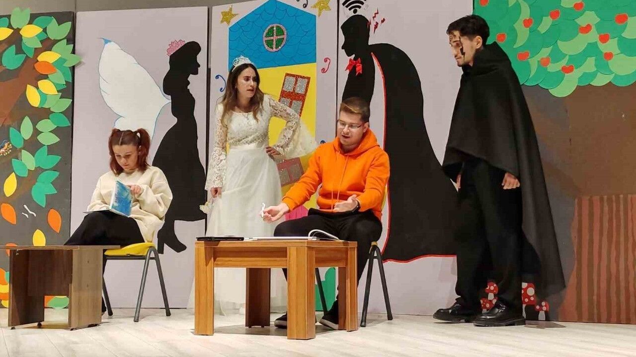 Kütahya’da 'Çekmez Köy' çocuklarla buluştu — 'Teknoloji Bağımlılığı' sahnede