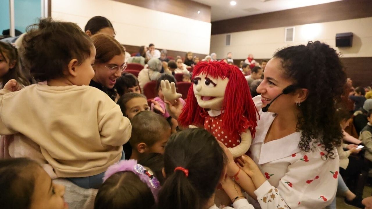 Kütahya'da "Ecem ile Çilek" vantrolog gösterisi çocuklarla buluştu