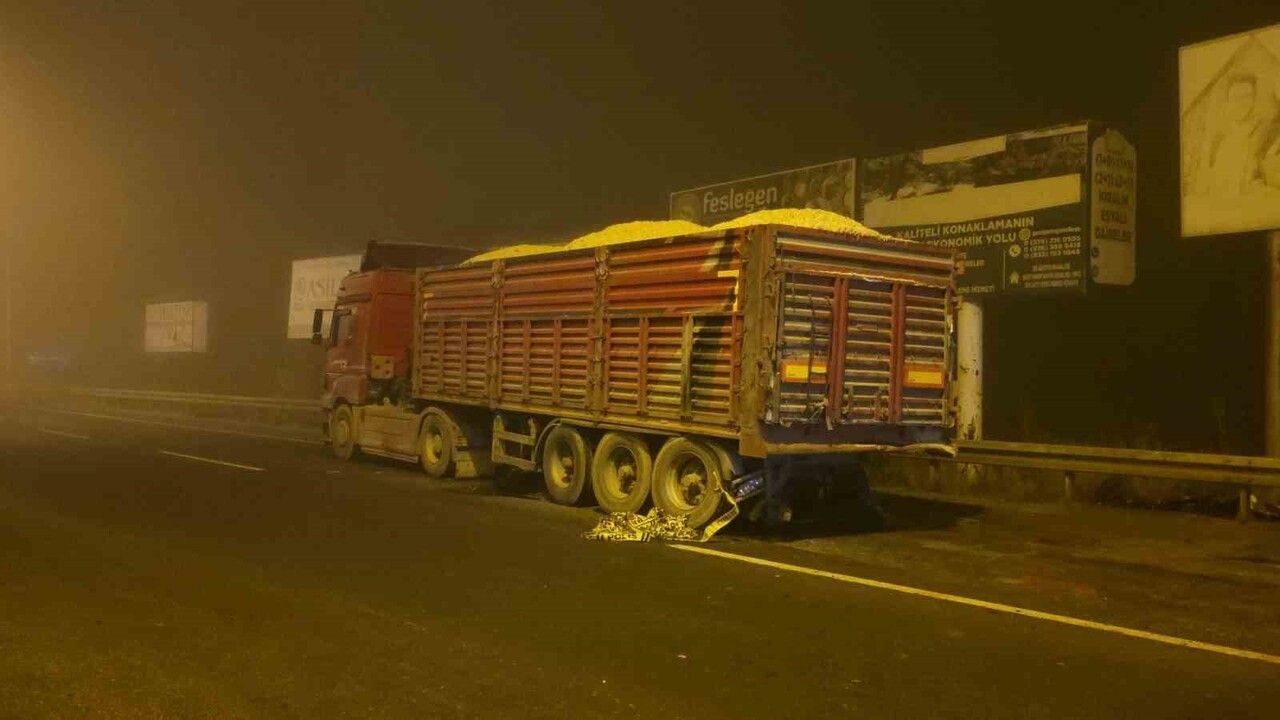 Kütahya'da feci kaza: Otomobil tıra arkadan çarptı, 4 ölü