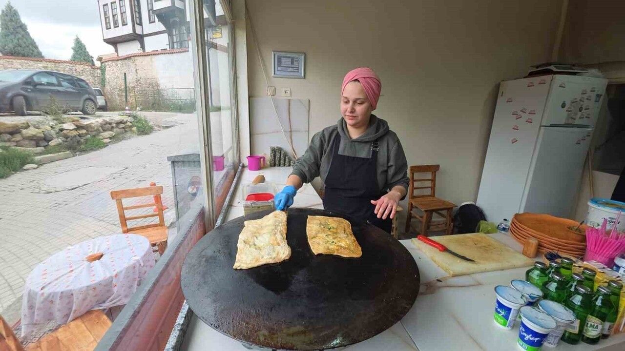 Kütahya'da Geleneksel Gözlemeyi Yaşatan Asya Nil Şavk