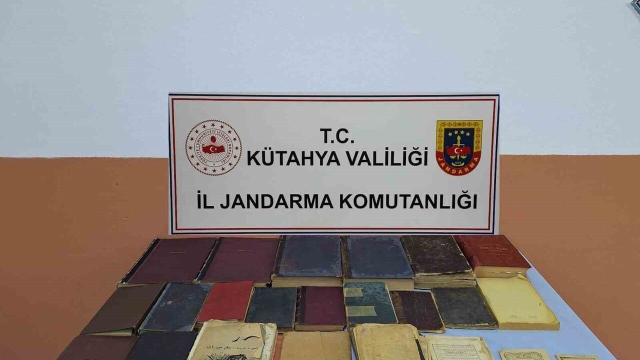 Kütahya'da jandarma 28 tarihi kitap ele geçirdi