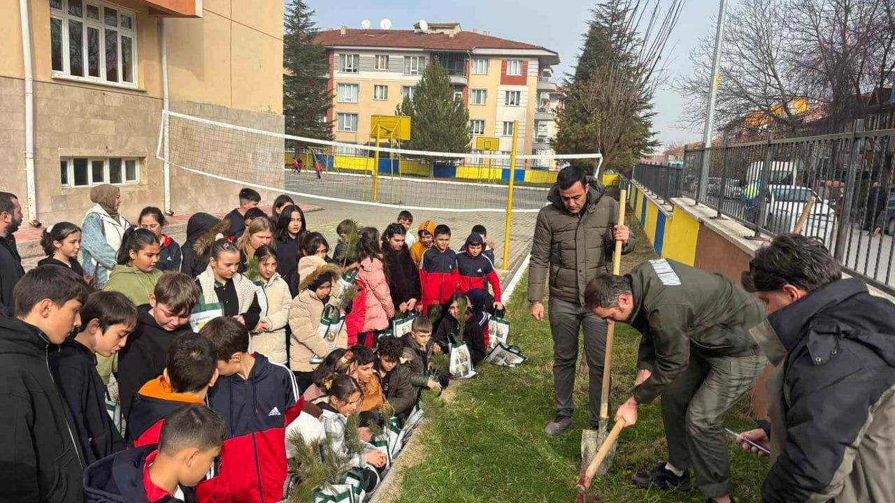 Kütahya'da öğrenciler 'Yeşil Vatan' projesi kapsamında 50 fidan dikti