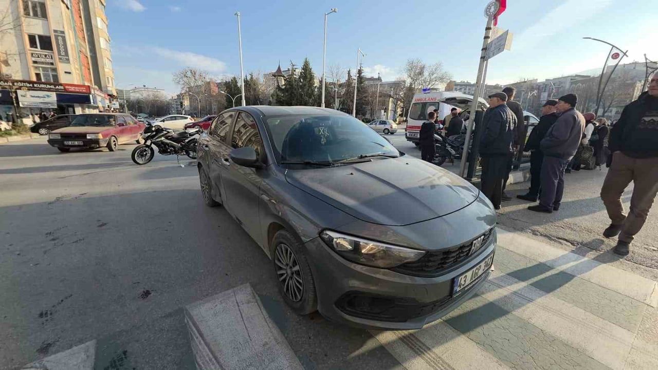 Kütahya'da otomobil ile motosiklet çarpıştı: 1 yaralı