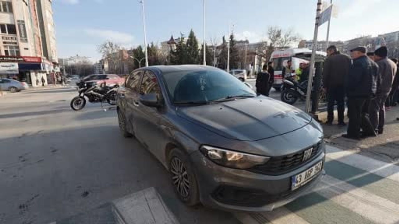 Kütahya'da otomobil ile motosiklet çarpıştı: 1 yaralı
