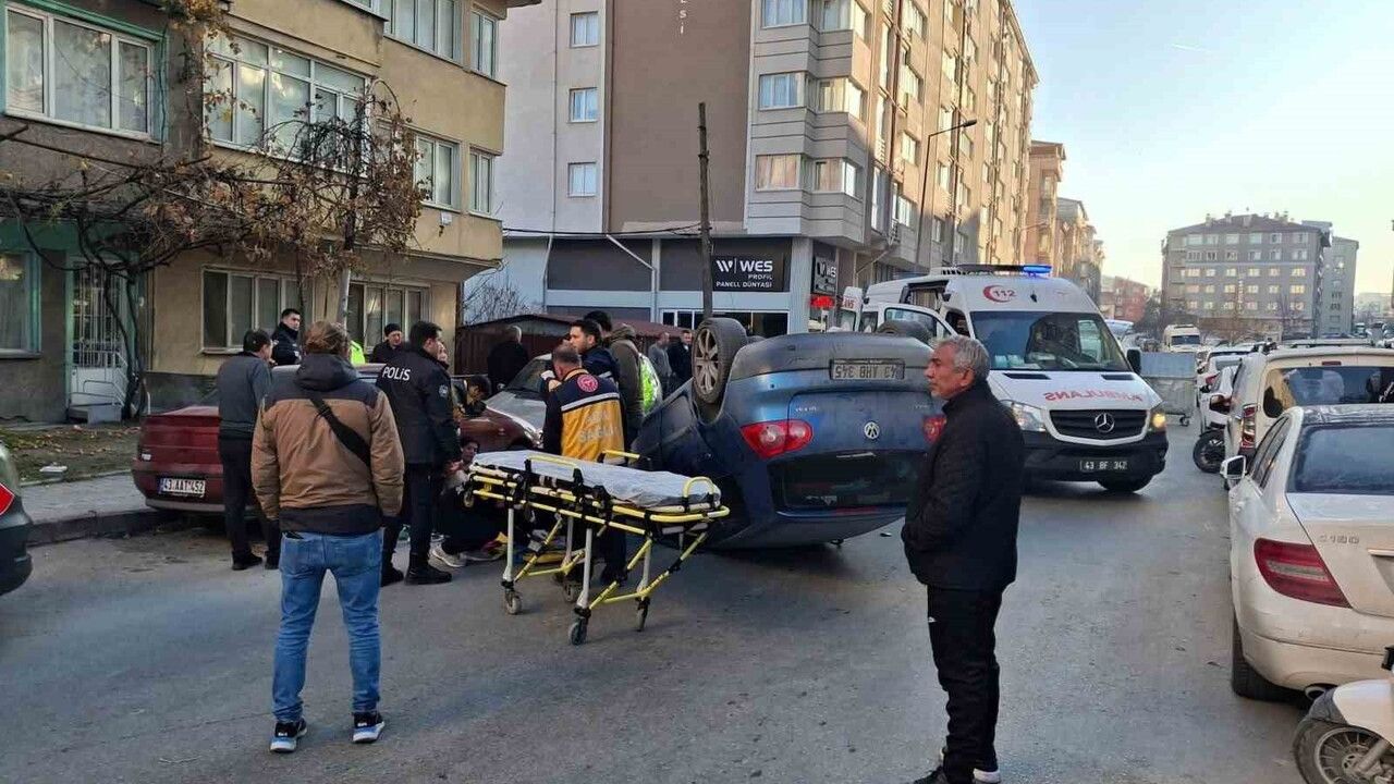 Kütahya'da otomobil park halindeki araçlara çarptı, 2 yaralı