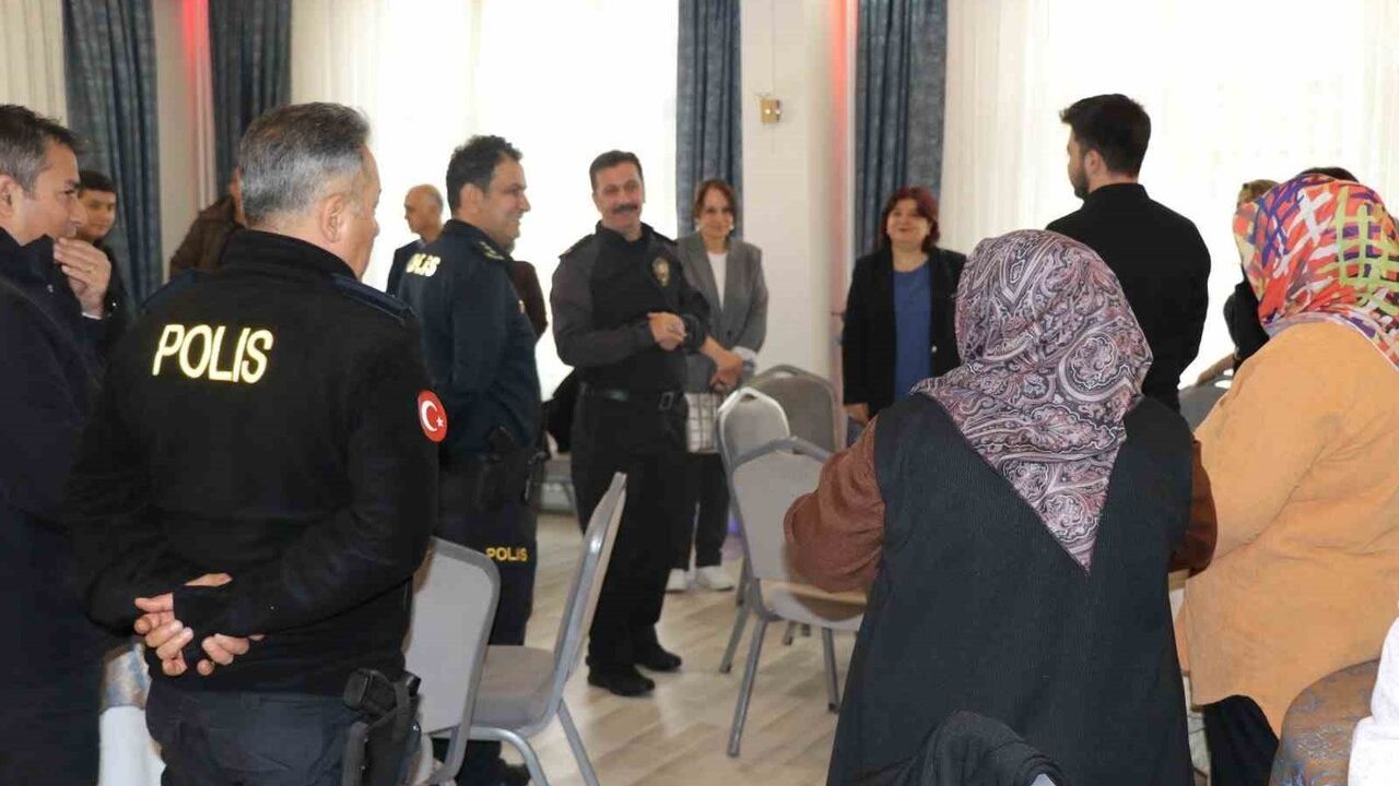 Kütahya Emniyeti, şehit aileleri ve gazilerle Polisevi'nde kahvaltıda bir araya geldi