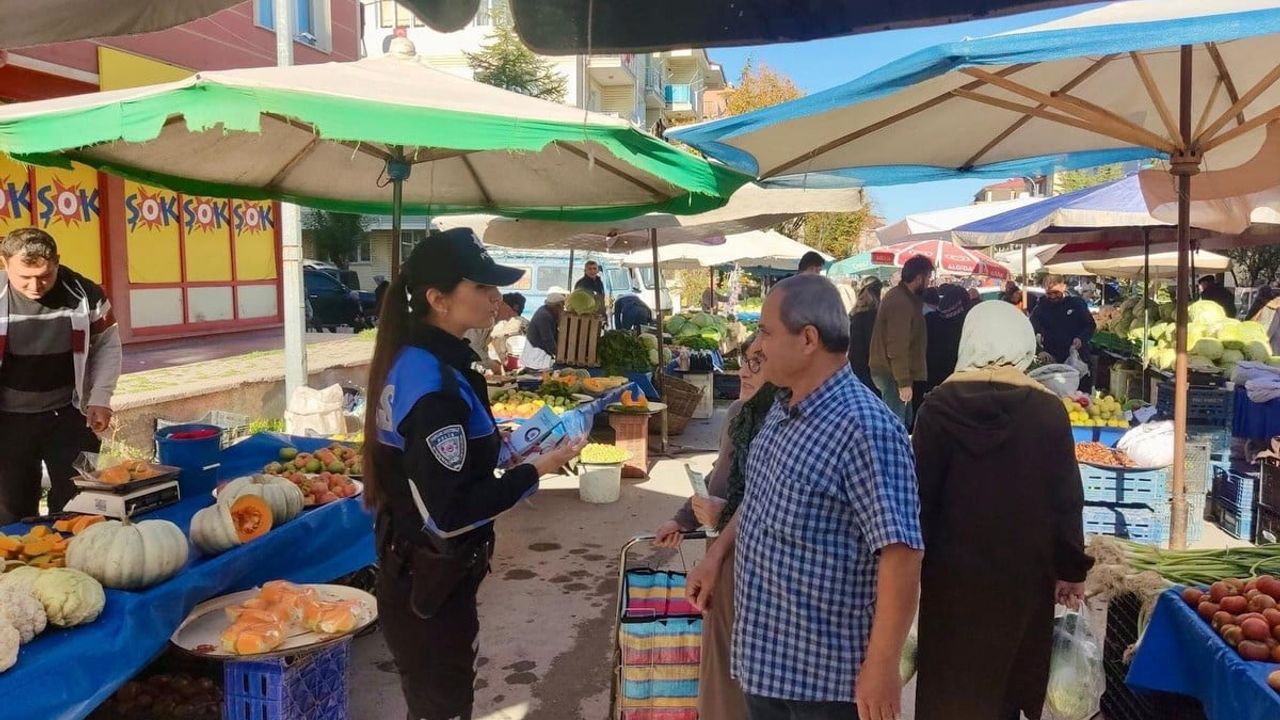 Kütahya Emniyeti semt pazarlarında güvenlik bilgilendirmesi