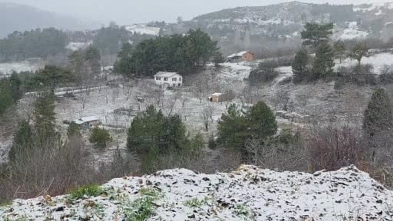 Kütahya'nın yüksekleri mevsimin ilk karıyla beyaza büründü