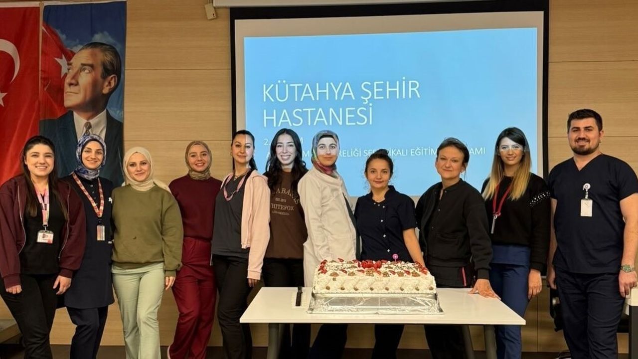 Kütahya Şehir Hastanesi'nde Acil Bakım Hemşireliği Sertifikalı Eğitim Programı tamamlandı