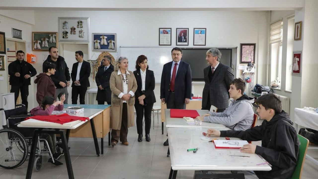 Kütahya Valisi Işın: Özel bireylerin mesleki eğitimi ve üretime katılımı önemli