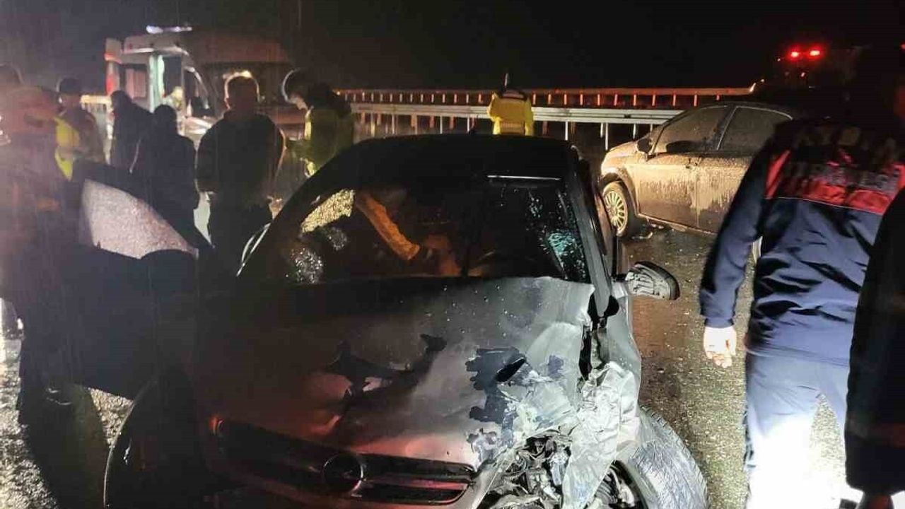 Kuyucak'ta otoyolda çarpışma: Bariyere vuran araca diğer araç çarptı, 4 yaralı