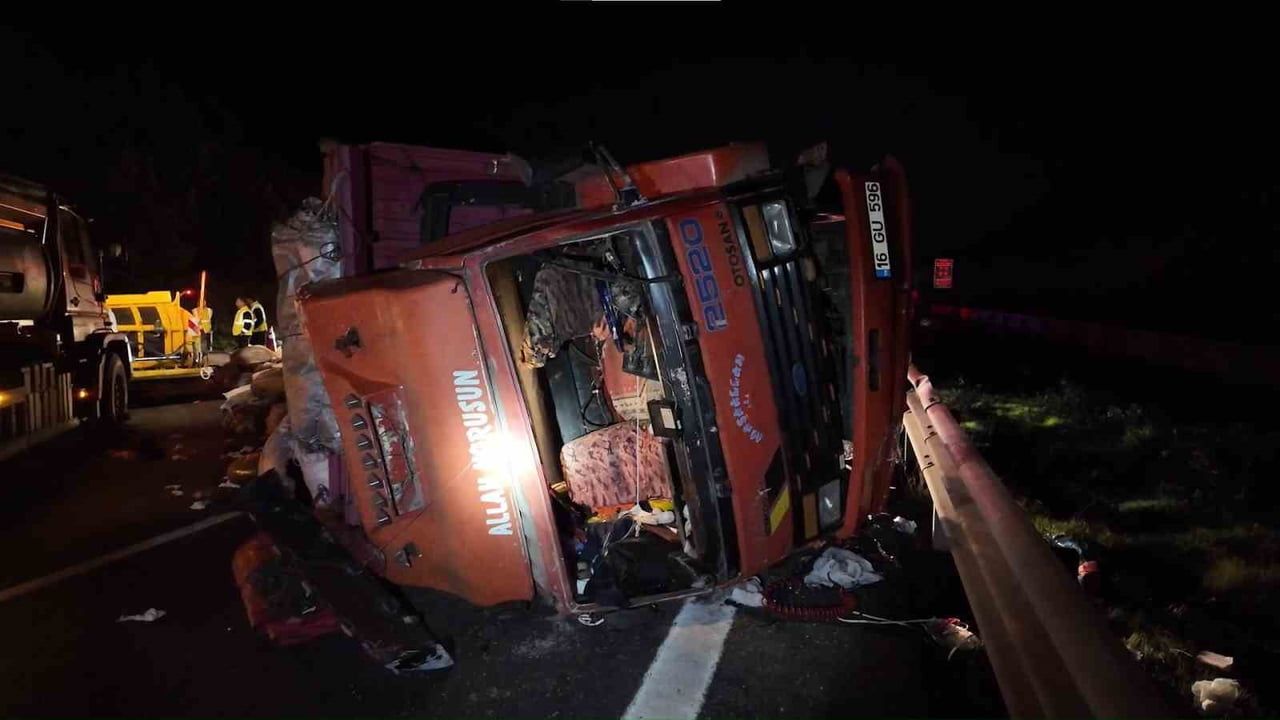 Kuzey Marmara Otoyolu Çekmeköy'de kamyonet devrildi: 2 yaralı