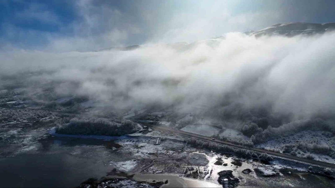 Ladik Gölü karla beyaz bir örtüye büründü, havadan görüntüler büyüledi