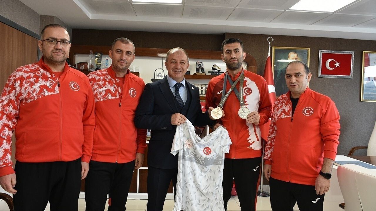 Levent Çakmur, Volkan Kardeşler’i Tokyo 2025 Deaflympics başarısı için kutladı