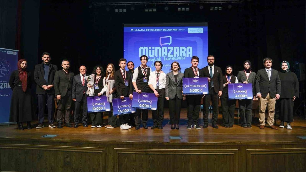 Liseler Arası Münazara Çaylak Turnuvası'nda genç münazırların rekabeti