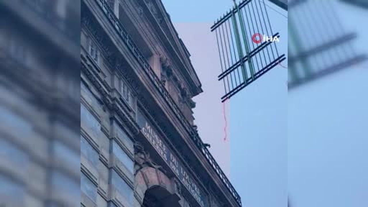 Louvre'de Apollo Galerisi Balkonuna Demir Parmaklıklar