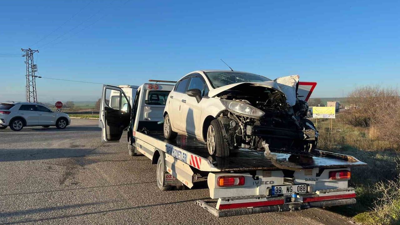 Lüleburgaz'da Kırıkköy Kavşağında İki Otomobil Çarpıştı