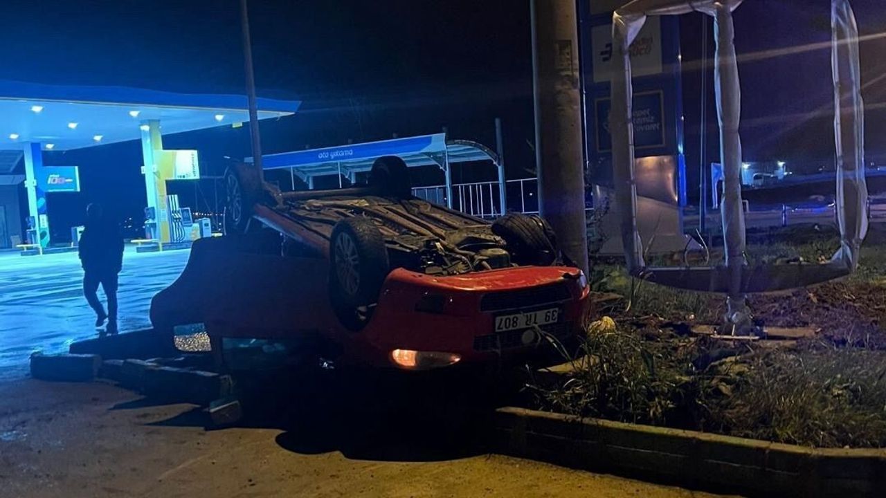 Lüleburgaz'da üniversite bölgesinde takla atan otomobilde 2 kişi yaralandı