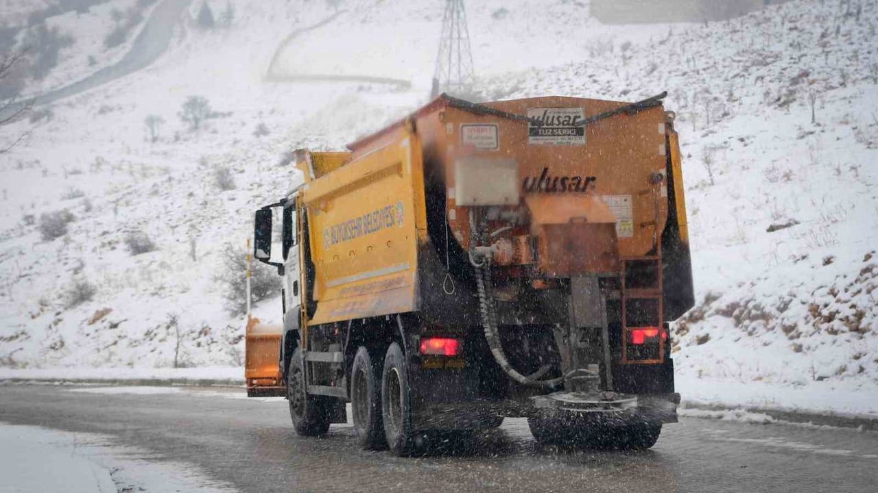 Malatya'da 149 Mahallede Karla Mücadele ve Yol Açma Çalışmaları Sürüyor