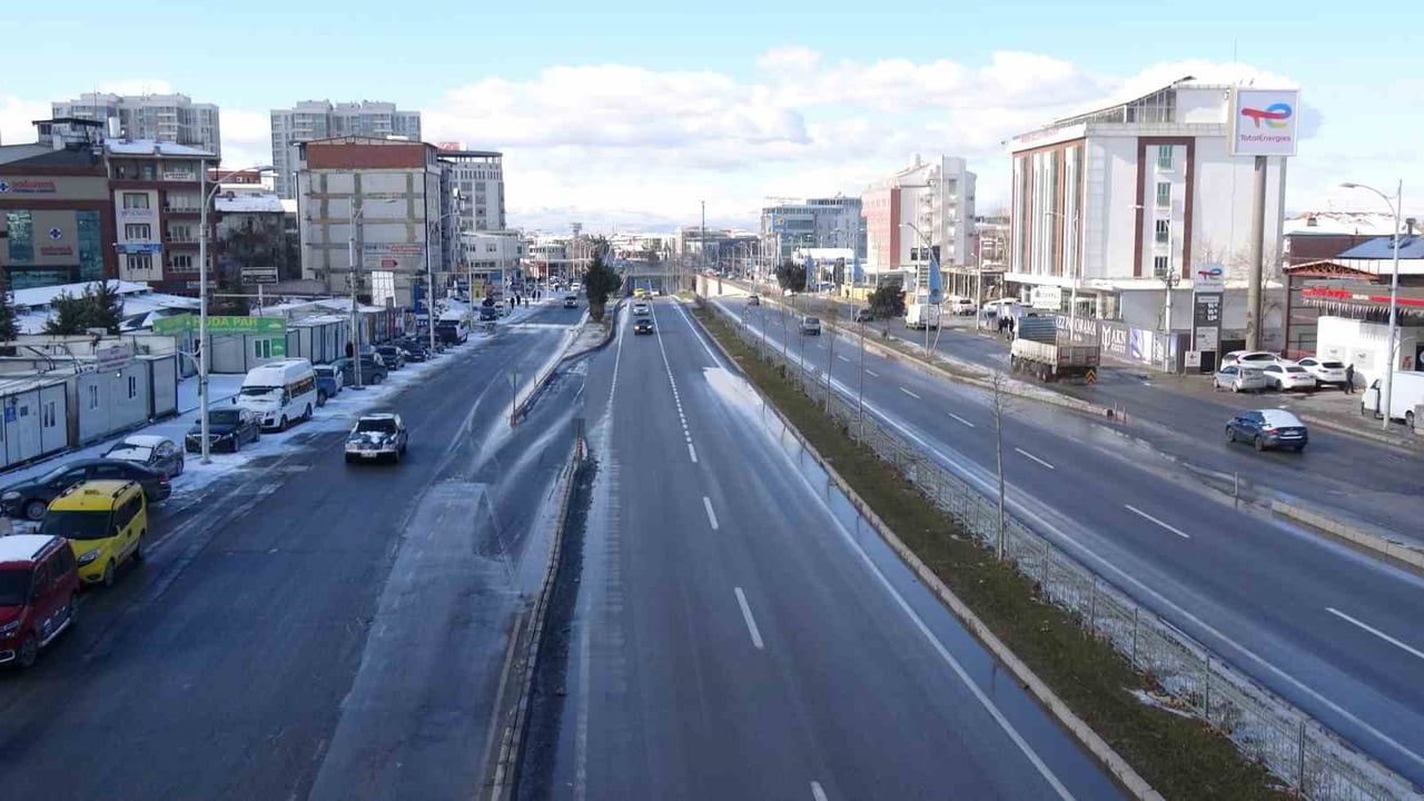 Malatya'da buzlanma servis araçlarını vurdu