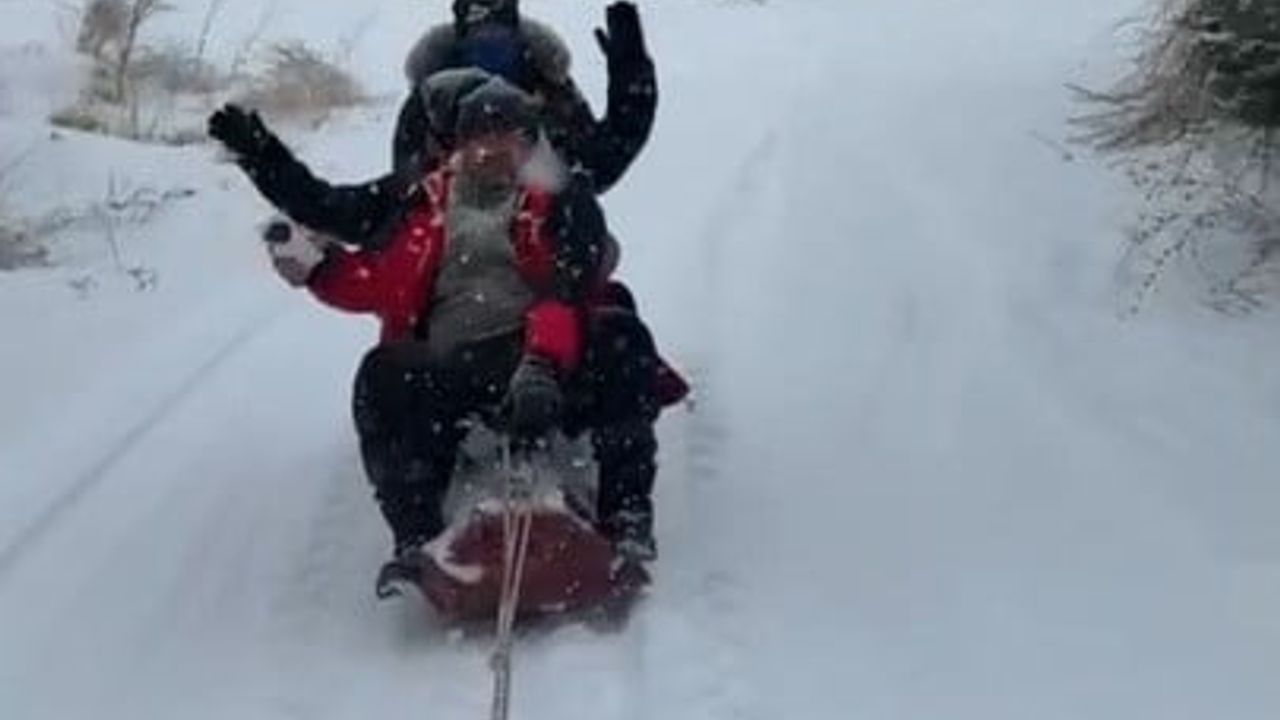Malatya'da gençler traktör arkasında karda 'sörf' yaptı