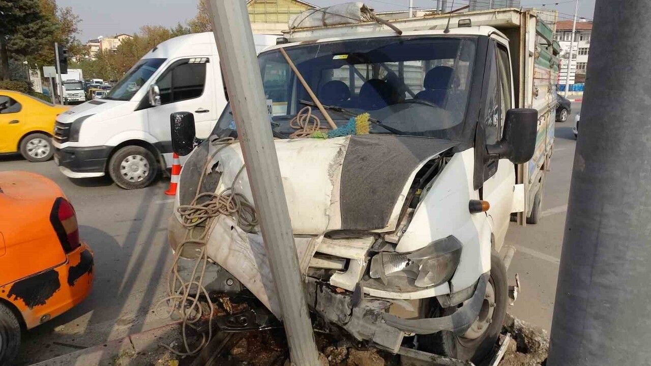 Malatya'da kamyonet ile ticari taksi çarpıştı: 2 yaralı