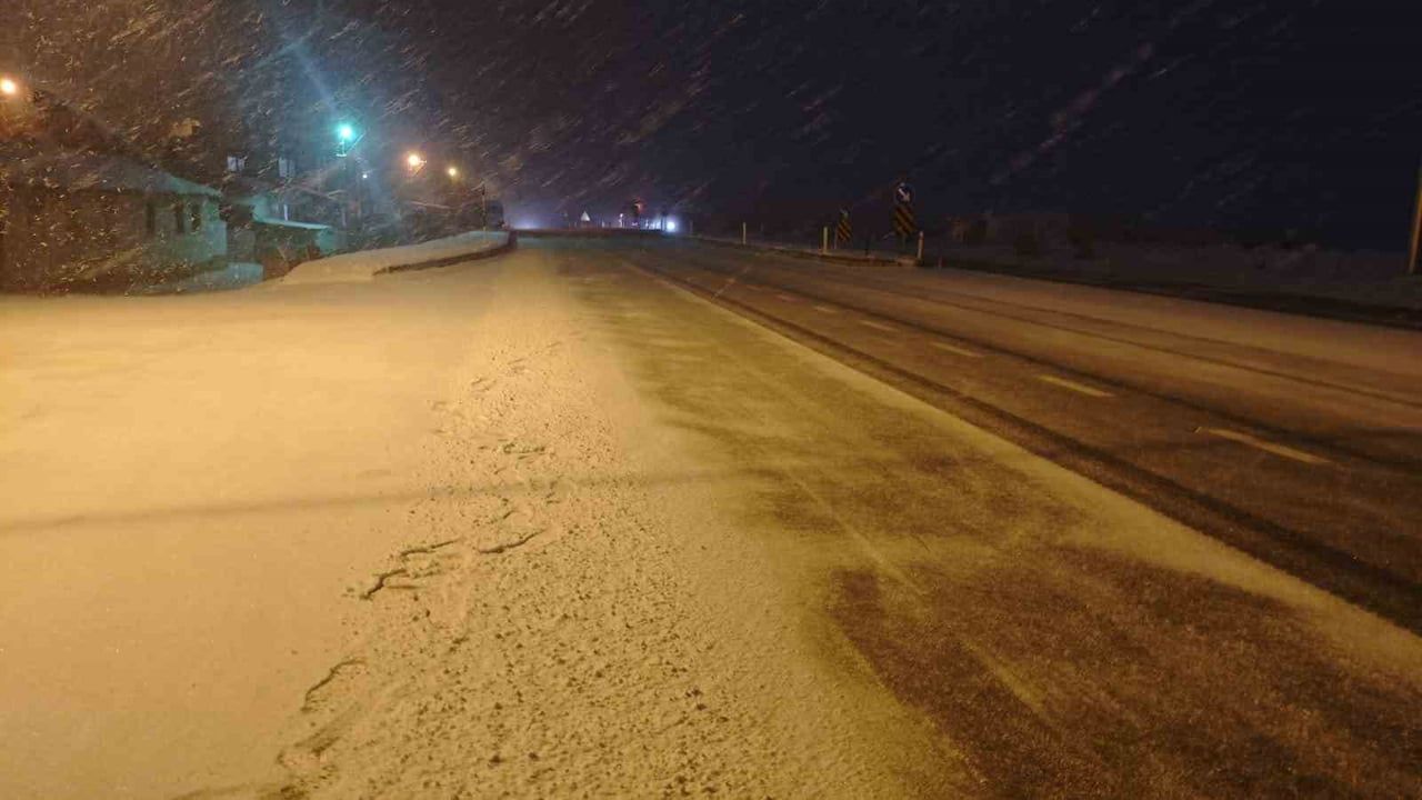 Malatya'da kar etkisini sürdürüyor: Kırsalda kar kalınlığı yarım metreyi aştı