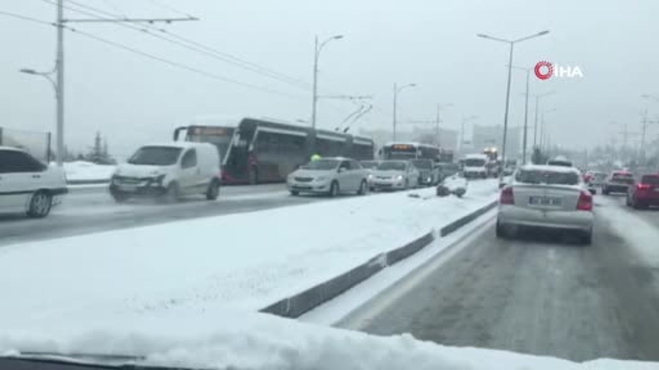 Malatya'da kar ve buzlanma trafiği felç etti