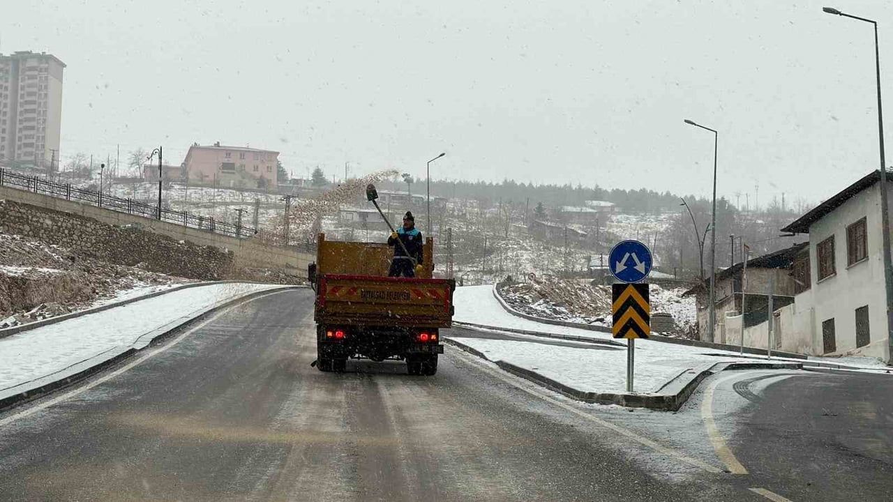 Malatya'da karla mücadele sürüyor: Güzergahlar kapatıldı