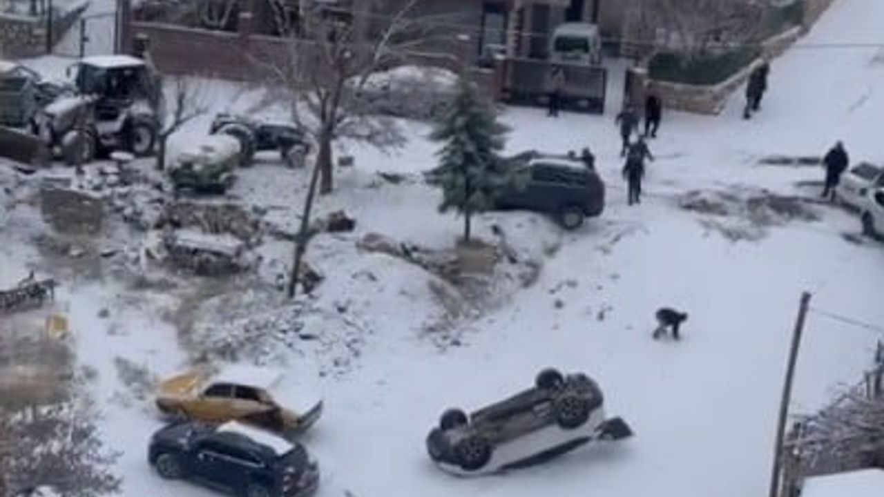 Malatya'da kayan araç park halindeki aracı devirdi — O anlar kamerada